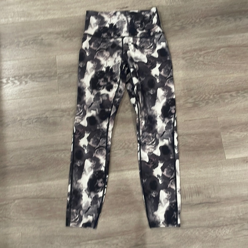 Lululemon Black & White Rose Pattern Leggings Siz… - image 1